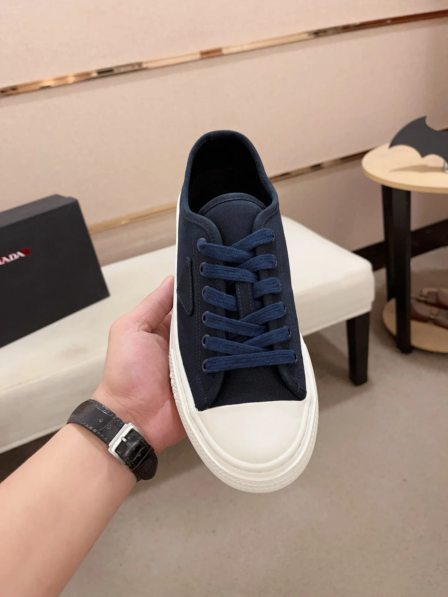 Men's shoes 💰 580💰 ✔️✔️✔️High-quality new PRADA counters are launched at the same time. The new men's shoes and 😘fabrics are selected from first-layer cowhide and are made by pure handicrafts. Lining: Full cowhide lining. 👍🏿 High-end ☄️ air-cushion molded anti-slip rubber outsole, exquisite lines, simple and elegant, comfortable and high-end for leisure travel. Code number: 38 to 44 (45 can be customized)